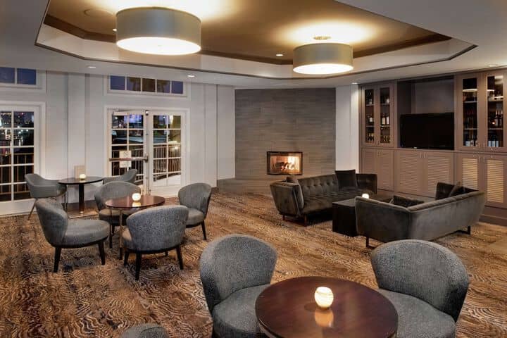 Lounge 48 of 68